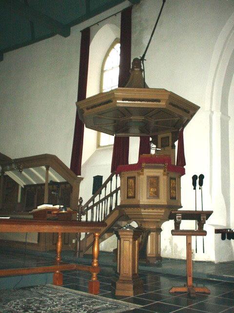 Het interieur van de kerk Ruimtelijk gezien behoort het interieur van de Sint Martinuskerk tot de meest fascinerende van Fryslân, wat vooral wordt veroorzaakt door bovengenoemde nissen.