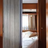 FLEKSIBEL: Med den foldbare rumdeler kan soveafdelingen afskærmes.