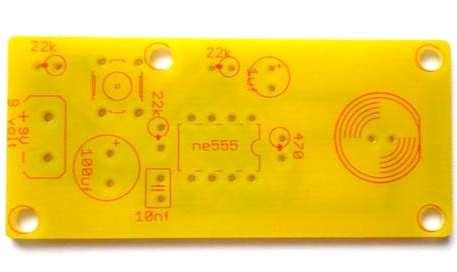 B: PCB voor schakeling C: Rode LED 10mm D: Drukknop E: 2 x electrolytische condensatoren van 100 uf en 1 uf F: Keramische condensator 10nF G: IC NE555 H: IC voet I: 9 volt batterijclip Constructie