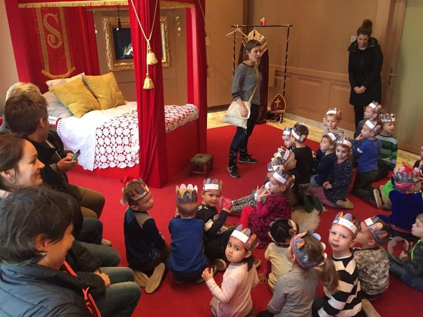 De kinderen mochten vragen stellen en als groep met hem op de foto. Een super leuke middag! Wij willen bij deze nogmaals alle ouders en opa s bedanken voor het rijden.