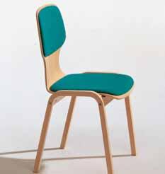 De stoelen uit de serie Carlo combineren klassiek design met natuurlijke materialen: blank gelakt beuken voor de zitschaal en het frame in blank gelakt, gelaagd beuken.