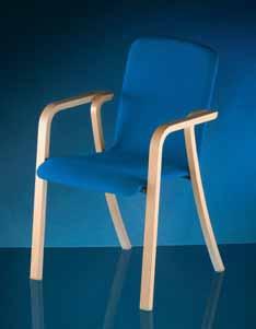 Extreem comfortabel en stapelbaar: Elise Elise Deze klassiek gevormde houten stoel staat