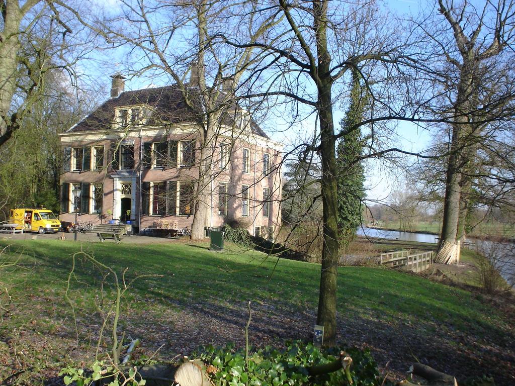 Bunnik staat bekend om de bedrijvigheid, zijn fruitteelt en boomgaarden, het kasteel Beverweert en de landgoederen zoals Amelisweerd. 1.