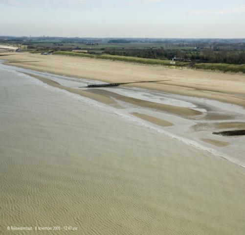 Ecologie en recreatie: Een breed strand biedt mogelijkheden voor de vorming van embryonale duintjes, een prioritair habitat in Natura 2000 gebieden.