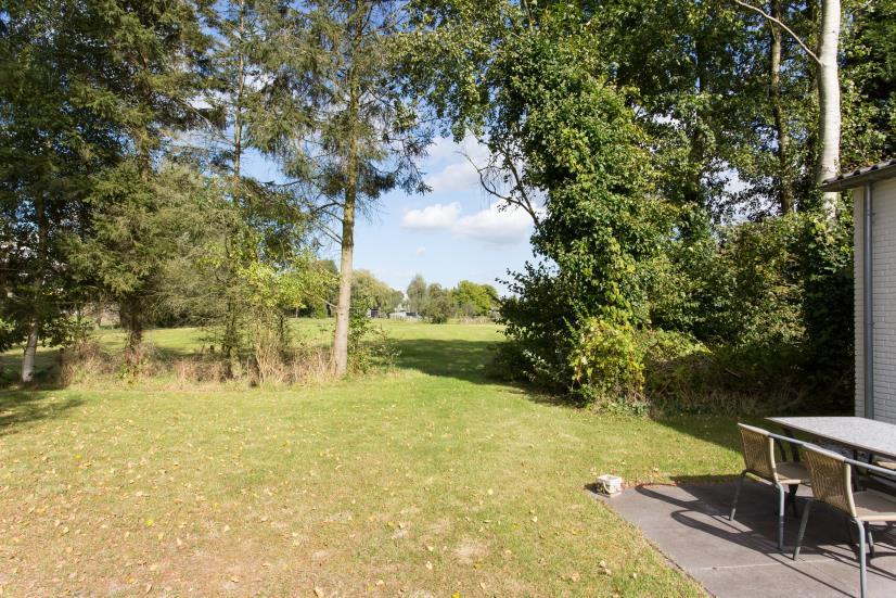 Weide voor het houden van kleinvee. Garage/carport: Een dubbele carport (circa 6.50 x 5.