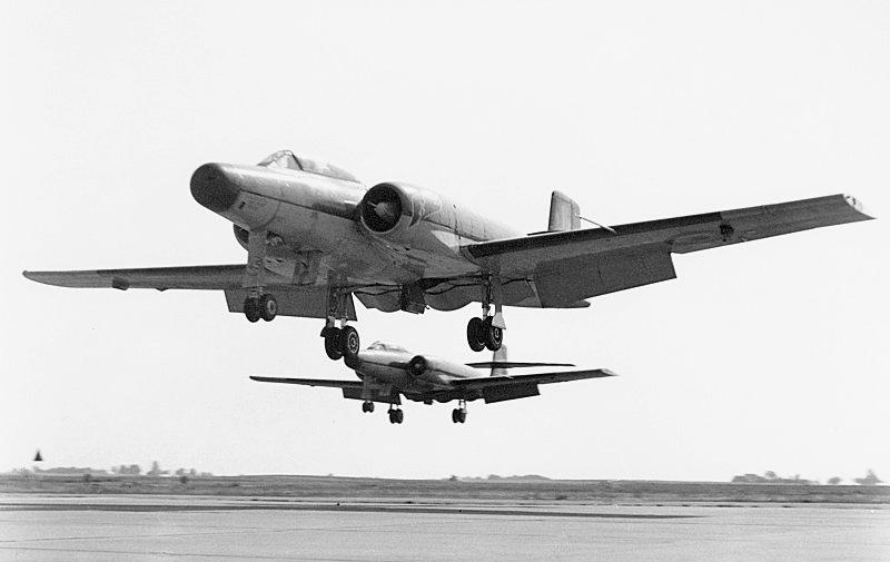 Hiernaast bovenaan: opstijgen van twee Avro CF-100 Canuck Mk. 5.