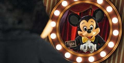 In de Disney Parken Zorg dat je je boekje met handtekeningen bij de hand hebt, want Mickey en zijn vrienden staan te springen om jou