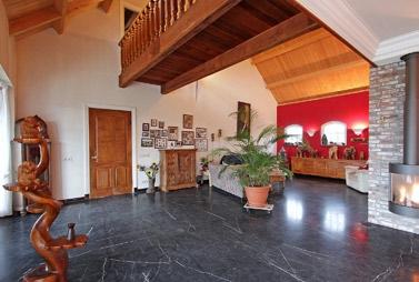 keuken & woonkamer Riante open keuken met marmer vloer, spachtelputz wanden en stucwerk plafond met