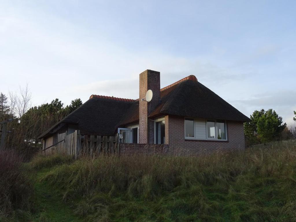 In het duingebied bij Buren op ca. 600 meter van het Noordzeestrand ligt de vrijstaande rietgedekte recreatiewoning Helmhorst.