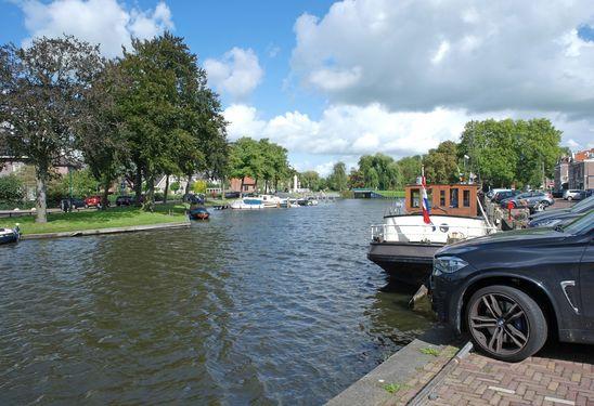 Hij ligt op de begane grond en kijkt vanuit de woonkamer uit op de Van