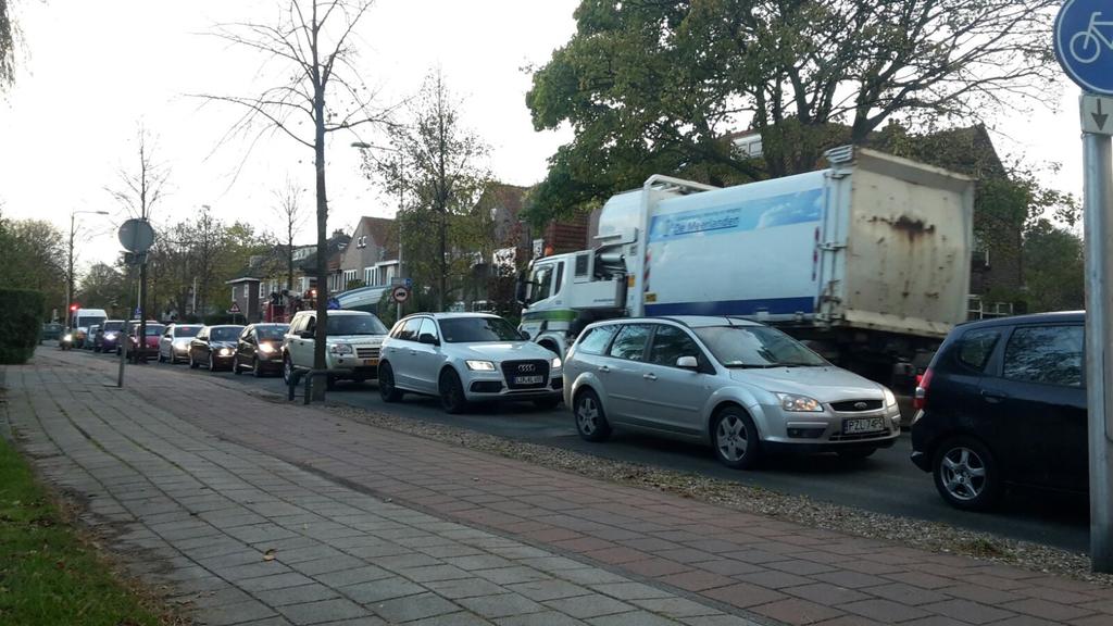 Rob de Jong is samen met zijn buurman Erik Groot maar ook Tijdens de spits ontstaan de grootste knelpunten en daarom heeft Cees van Amelsfoort en Paulien Jagt-Roffel een actie gestart om de heer De