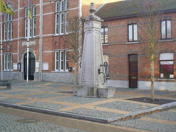 19. DORPSPOMP De dorpspomp dateert van 1858 en voorzag vroeger de mensen van Belsele van het nodige drinkbaar water.