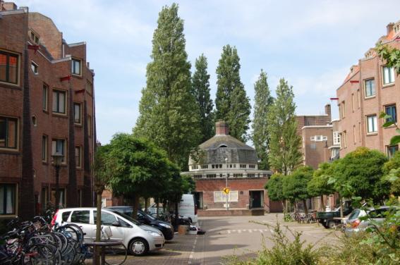 Hoewel de flat midden tussen Amsterdamse school architectuur staat is het meer zakelijk qua stijl. Met zijn elf verdiepingen is het lang het hoogste gebouw van de stad.