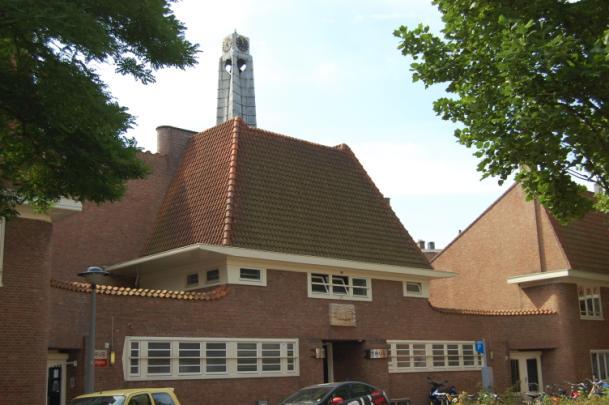 Takstraat is een van de mooiste voorbeelden van organische bouw, een grote golvende hoekgevel met daar tegenover het monument van Piet kramer voor burgemeester Tellegen.