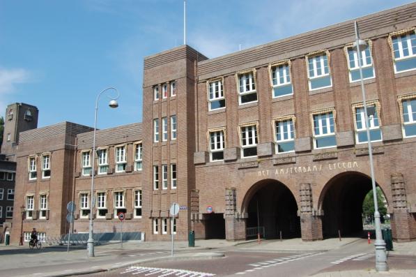 8 AMSTERDAMS LYCEUM Het Amsterdams Lyceum is een school voor voortgezet onderwijs in Amsterdam-Zuid. Het schoolgebouw kent drie verschillende bouwdelen met een poortdoorgang.
