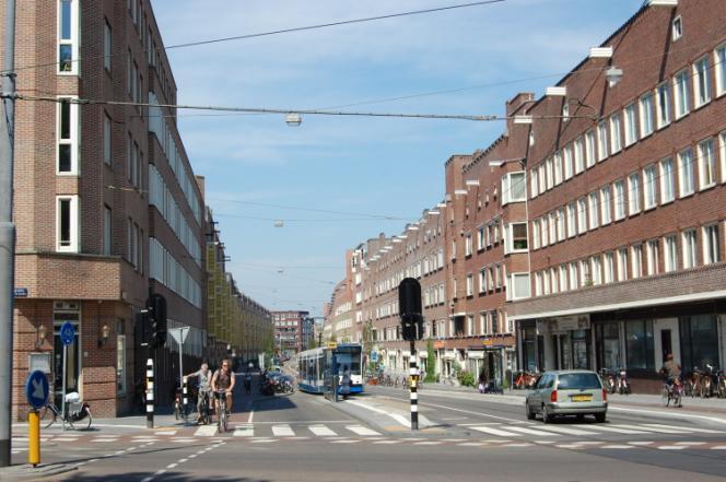 Even de kade uitfietsen en rechtsaf de Postjesweg inslaan voor het bekijken van de façade.