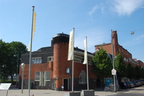 voormalig postkantoor op de hoek van gebouw huisvest nu Museum Het Schip. Het interieur is volledig in tact en ook van de hand van De Klerk.