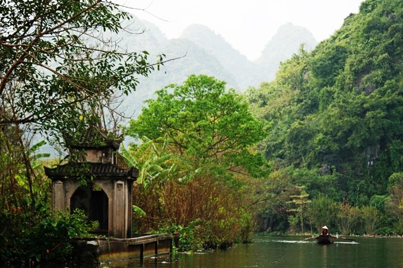 Dag 6: Hanoi - Hué Je kunt er voor kiezen om vandaag in een optionele excursie de Parfumpagoda te bezoeken. Een rit van ruim twee uur brengt je naar het dorp waar een roeiboot op je ligt te wachten.