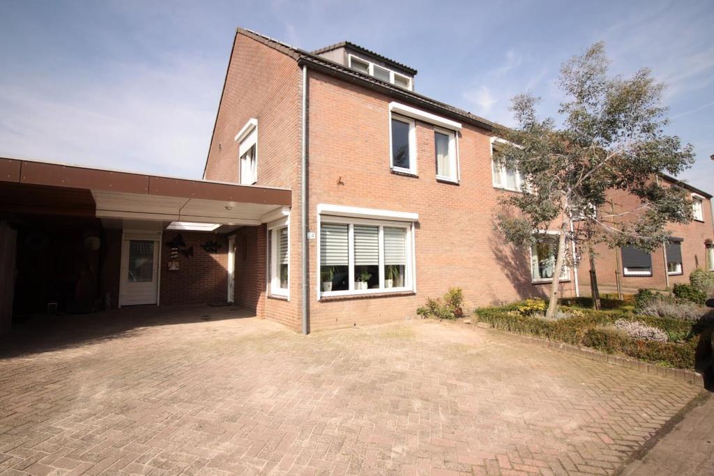 k. Riante twee onder een kap woning, ruim uitgebouwd aan de achterzijde en op de