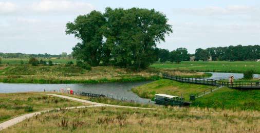 cultuurhistorie. Het pontje ligt in het water en de uitkijktoren staat in het veld.