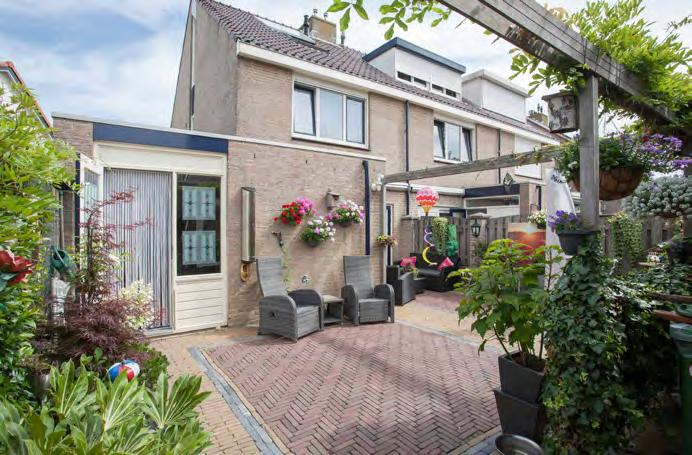 Bestevaerweg 3a 2225 PA Katwijk RIANT en COMFORTABEL WONEN MET GARAGE en eigen PARKEERGE- LEGENHEID in een van de PRACHTI- GE STRATEN van KATWIJK, dat is wat Bestevaerweg 3a u onder andere te bieden