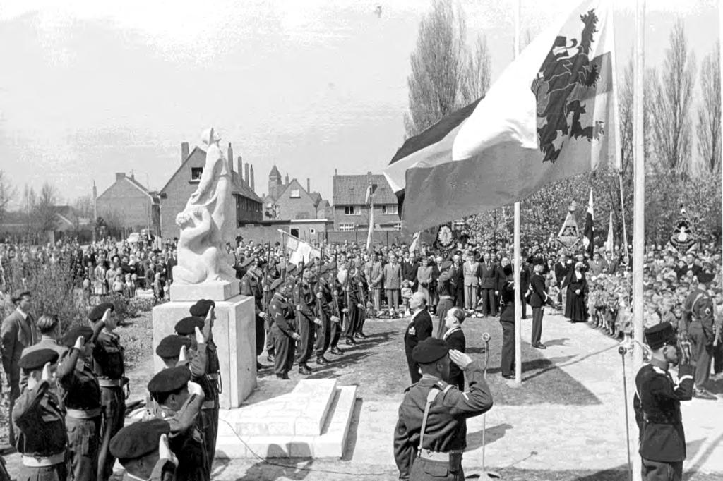 De onthullingsceremonie in 1954. Voor het monument staan gouverneur mr. dr. F.