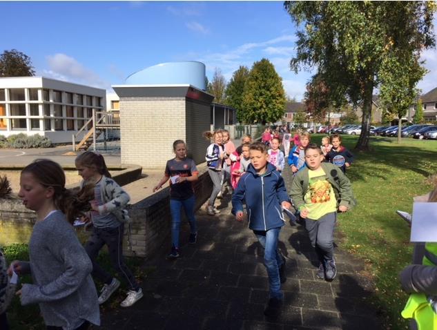 Alle kinderen mochten verkleed naar school komen, waarbij in de gymzaal geopend werd met een boek dat werd