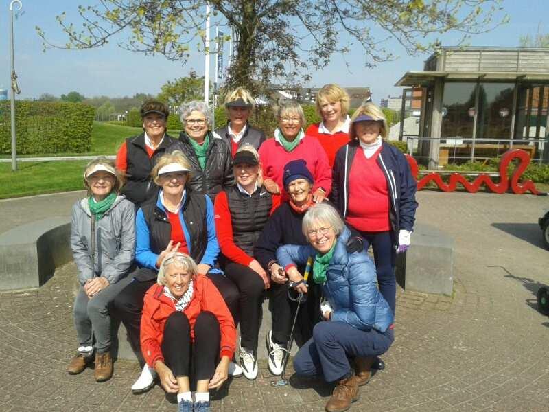 De dames van de Texelse gingen als eersten van start tegen de dames van Heiloo. Onze opponenten waren de dames van Golfclub Amsterdam ( zie bijgaande foto).