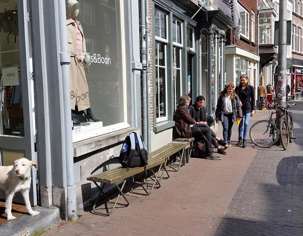 Reclame-uitingen Binnen de singels geen uitstallingen op straat (zoals reclames, sandwichborden,