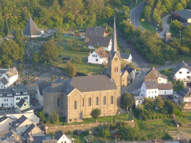 Dag 5: zondag 28 mei 2017 08.00 uur: Ontbijt in het hotel. 09.15 uur: Vertrek naar de kerk van Dieblich (St. Johannes Ap.). Nette kleding aan. In Dieblich inzingen en om 10.30 uur de H. Mis.