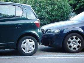 . je de wagen niet op een correcte manier parkeert (max 30 cm van borduur);. je teveel bewegingen nodig hebt om het voertuig correct te parkeren. Het moet in een vloeiende rijbeweging.