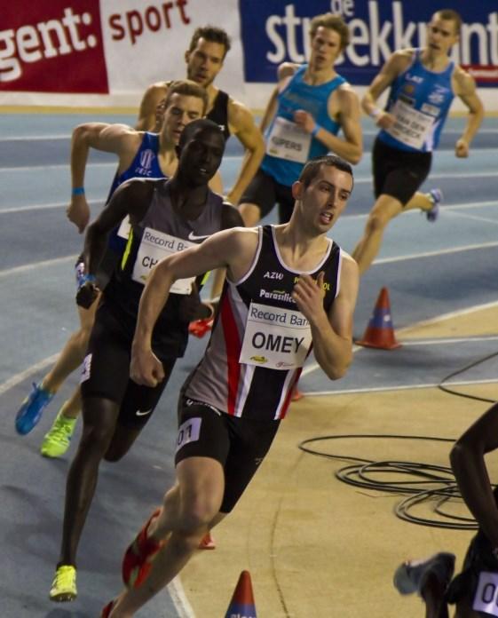 800m loper Hans Omey deed een gooi naar de Ek limiet, en ging in de eerste wedstrijdhelft vlot mee in het spoor van de Kenianen.