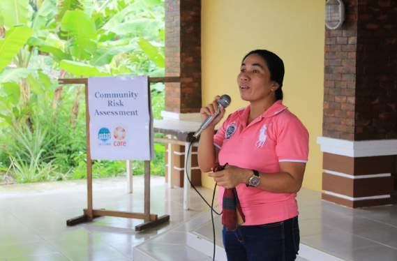 Beeld: CARE International (2015) Eunice Villerta (38) tijdens een training Ramppreventie in Dagami, Leyte Haiyan overlevende Eunice neemt het voortouw in het opbouwen van haar gemeenschap Wederopbouw