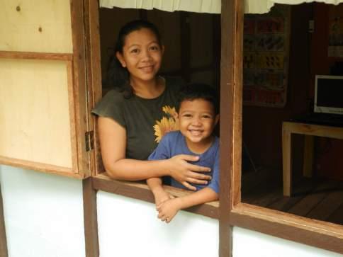 Beeld: Judith Agnoletto Sul Maurillo met haar zoon. Sul Maurillo s droom Sul Maurillo is sinds kort Rode Kruis-vrijwilliger in haar dorp Barangay Monte Alegre, Isabel, Leyte.