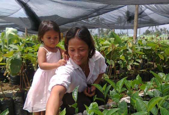 Beeld: Butz Muyco/Oxfam Rose met haar dochter in de kwekerij Er is leven na Haiyan Als 43-jarige alleenstaande moeder met 7 kinderen voorzag Rose in haar levensonderhoud met het verzamelen van