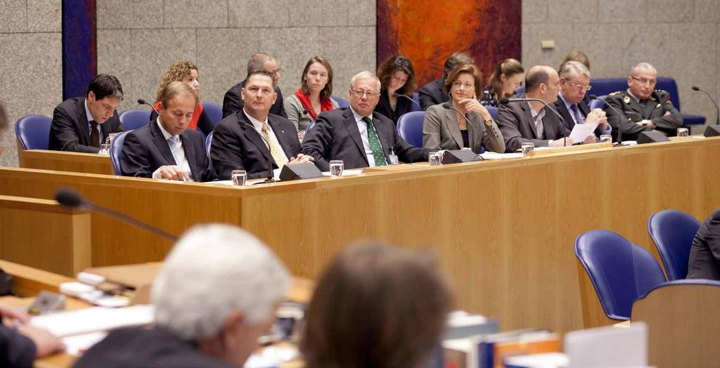 VAN ZUTPHEN EN VAN DER HOEVEN FOTO ANP, PH. NIJHUIS Bespreking van een wetsvoorstel over de bijzondere zorgplicht voor veteranen in de Tweede Kamer.