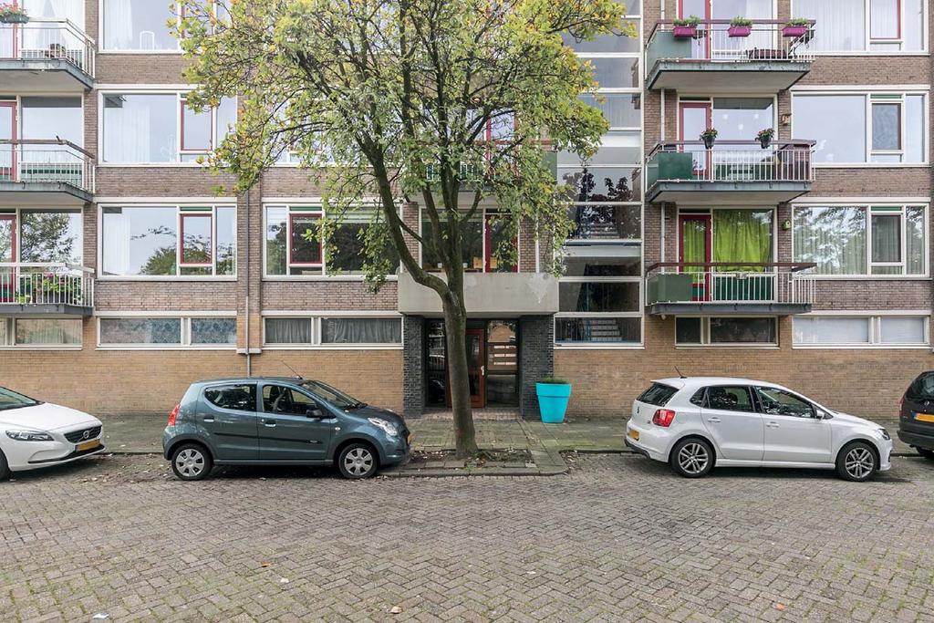 Ruim uitgevoerd 4-kamer appartement op de 1e woonlaag Rotterdam In een rustige en zeer gewilde woonomgeving treft u dit ruime 4- kamer appartement met berging aan. Het appartement beschikt o.a. over een lichte woonkamer, afgesloten keuken, 3 slaapkamers, nette badkamer, balkon aan de voor- en achterzijde en een berging op de begane grond voorzien van elektra.