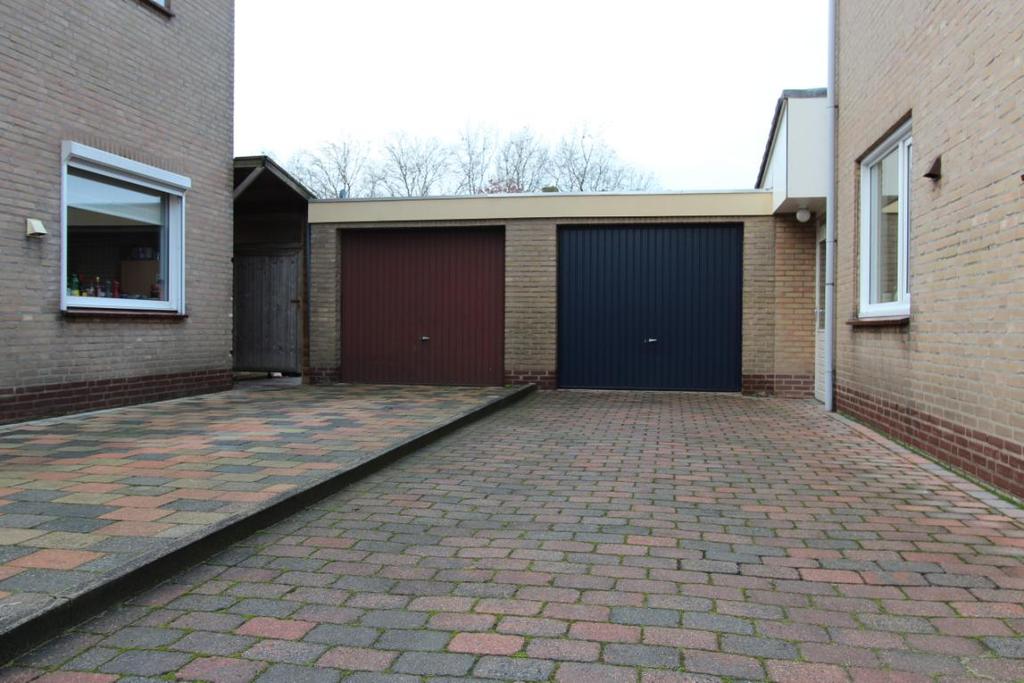 GARAGE (ca. 16 m²) De inpandig bereikbare garage is opgebouwd uit halfsteens metselwerk en een plat dak voorzien van bitumineuze bedekking.