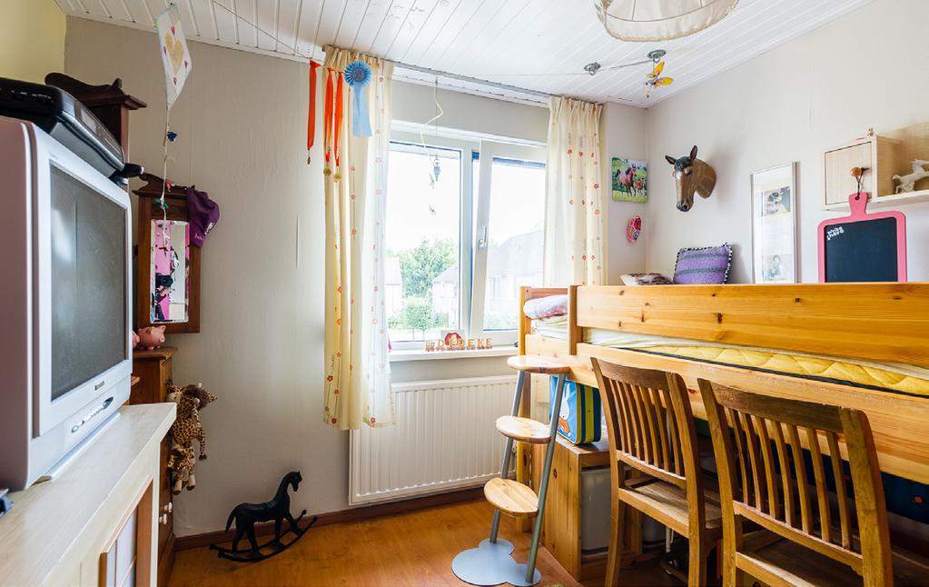 De badkamer is voorzien van een dubbele wastafel, staand toilet en ligbad met douche combinatie.