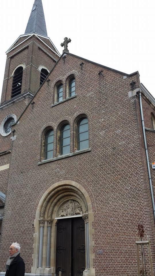 KERK VAN MOPERTINGEN KALK ZANDSTEEN Dit deel van de kerk is opgebouwd uit kalkzandsteen. Dit is vrijwel goed te herkennen aan de structuur (de grove korrel wat hier in zit) en de kleur.