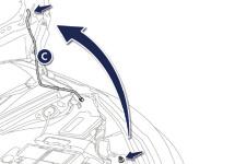 Onderhoud Motorkap Schakel het Stop&Start-systeem altijd uit als u handelingen onder de motorkap wilt uitvoeren, om letsel door het automatisch activeren van de START-stand te voorkomen. Openen B.