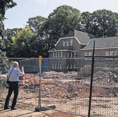 Donderdag 14 september 2017 OET D N HOOK Tilburgse kruikezeiker laat je kind water drinken Op dezelfde dag dat ik in een krant las dat een vader zijn beklag deed over de schoolleiding - ze hadden de