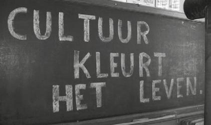 OPDRACHTEN 3.4 Opdracht 3.10 Beantwoord de volgende vragen. 1. Waarom kiezen actoren met een links mensbeeld voor diversiteit? Opdracht 3.11 Geef van de volgende stellingen aan of ze meer passen bij de waarde diversiteit of bij de waarde eenheid.