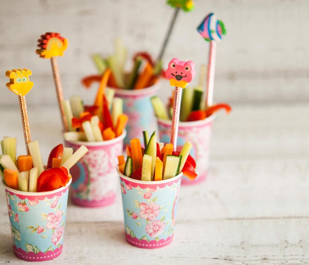 TRAKTEREN: CRUNCHY GROENTEFRIETJES voor 30 traktaties / 20 kcal per portie 30 kartonnen bekers plakband 3 rode paprika s 1 grote komkommer ½ bos wortelen Maak de groente schoon.