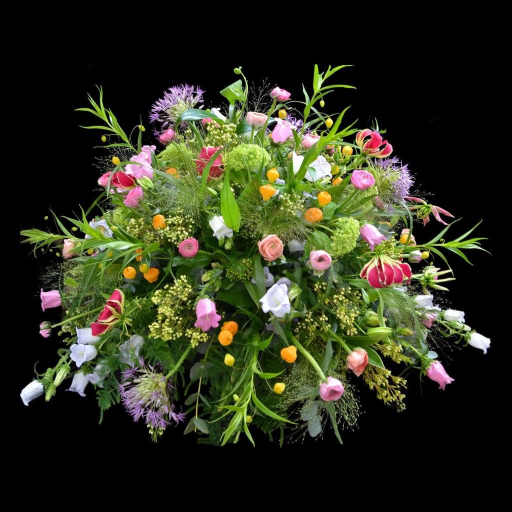 Rouwarrangement Hoop 50067 Rond luchtig arrangement met bijzondere bloemen zoals Sandersonia en