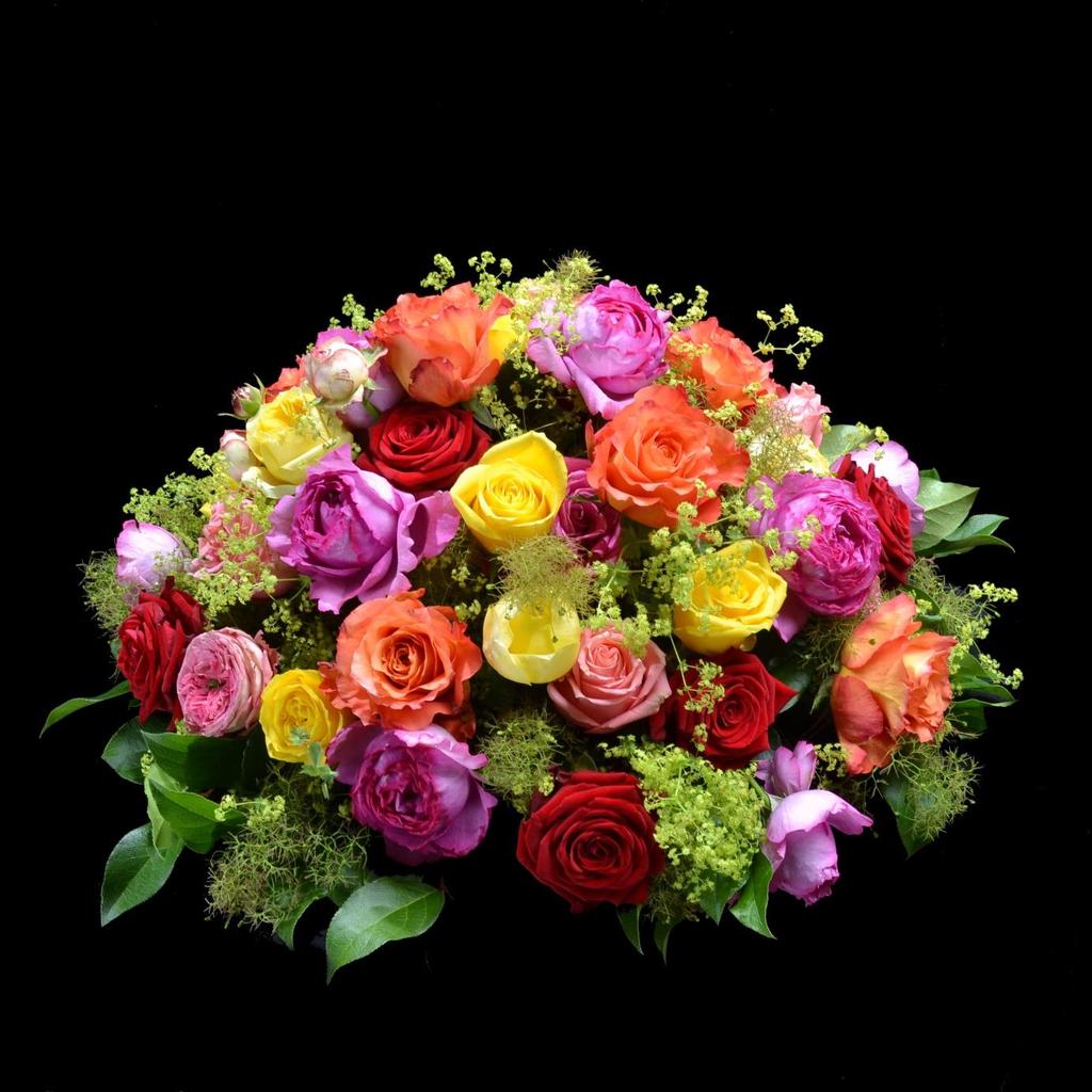 Rouwarrangement Rozengeur 50110 Biedermeier bloemstuk met verschillende kleuren geurende