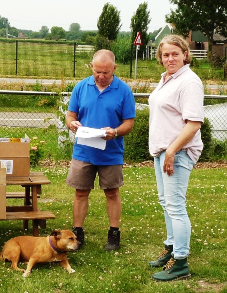 MIDZOMERWANDELING 28 JUNI 2015 Zondag 28 juni verzamelden 21 baasjes en 18 honden zich bij Brasserie De Brede Hoek in Nootdorp.