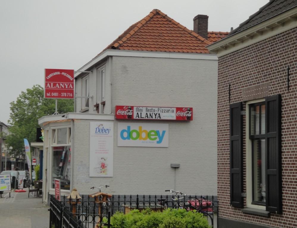 Voorbeeld waarbij niet de bebouwingskarakteristiek zijn gerespecteerd De bebouwingskarakteristiek van de winkelstraat van Elst is dat op de begane grond het winkelgebied is en daarboven zijn de