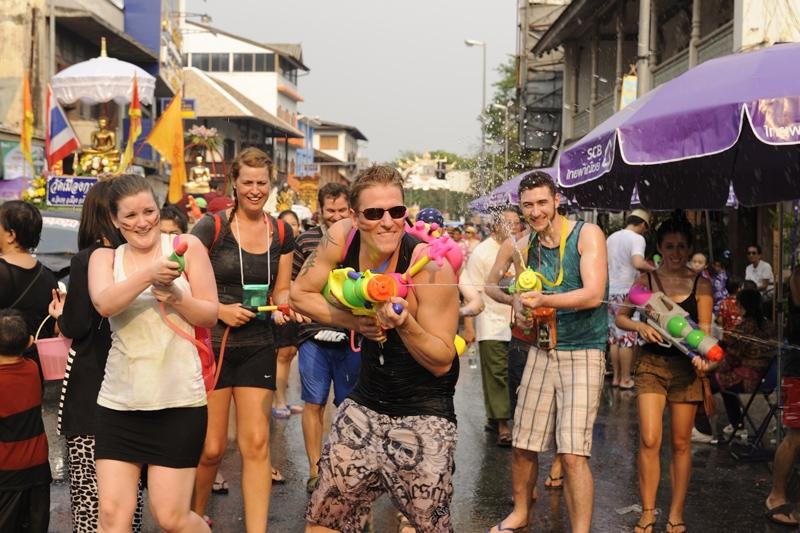 Liefhebbers van 'seafood' kunnen hun hart ophalen aan de overvloed van verse vis en garnalen. Dag 14: Koh Samed ± Bangkok Nog enkele laatste uren op je 'bounty eiland'.