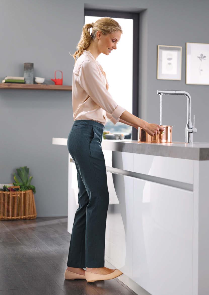 PREMIUM LIFESTYLE COLLECTIES ESSENCE FOOTCONTROL GROHE ESSENCE FOOTCONTROL Ontdek de ideale combinatie van minimalistische vormgeving met handsfree-bediening in de GROHE Essence FootControl kraan.